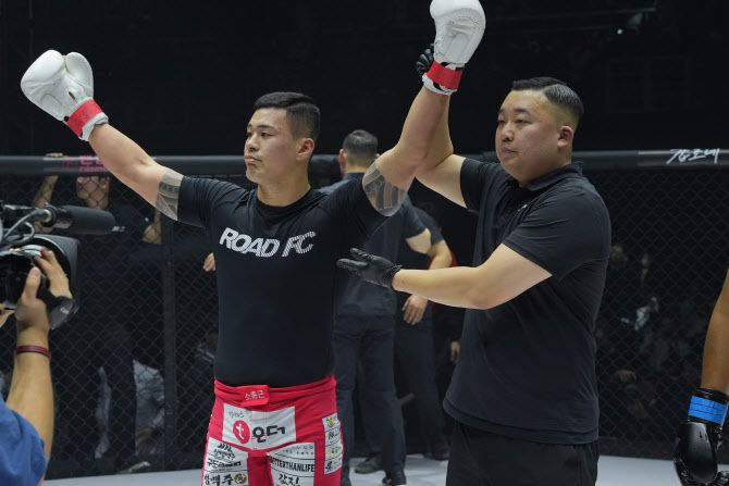 명현만을 꺾은 황인수가 승리 발표 후 기뻐하고 있다. 사진=로드FC