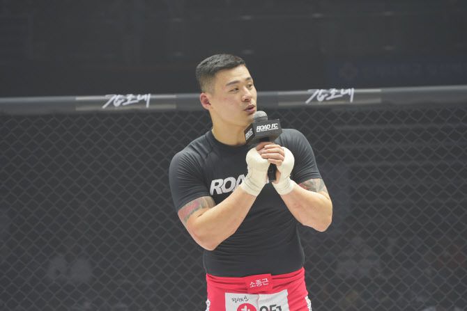 명현만을 쓰러뜨린 뒤 마이크를 잡고 소감을 밝히는 황인수. 사진=로드FC