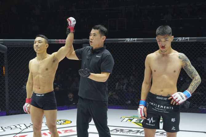 호쾌한 KO승을 거둔 양지용이 경기 결과 발표 후 기뻐하고 있다. 사진=로드FC