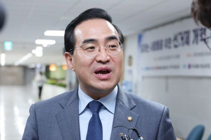 박홍근 더불어민주당 원내대표가 지난 13일 오후 국회 의원회관에서 취재진의 질문에 답하고 있다.(사진=연합뉴스)