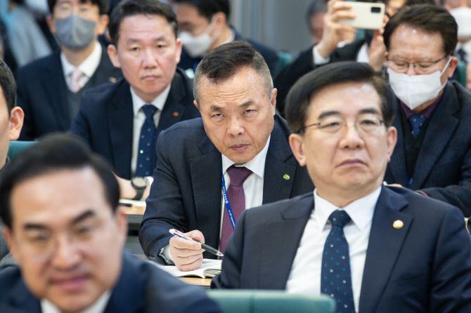 황주호 한국수력원자력 사장이 28일 서울 여의도 국회 의원회관에서 열린 에너지 위기 시대, 난방비 폭탄 해결책은 무엇인가? 토론회에 참석해 행사를 지켜보고 있다.(사진=뉴스1)