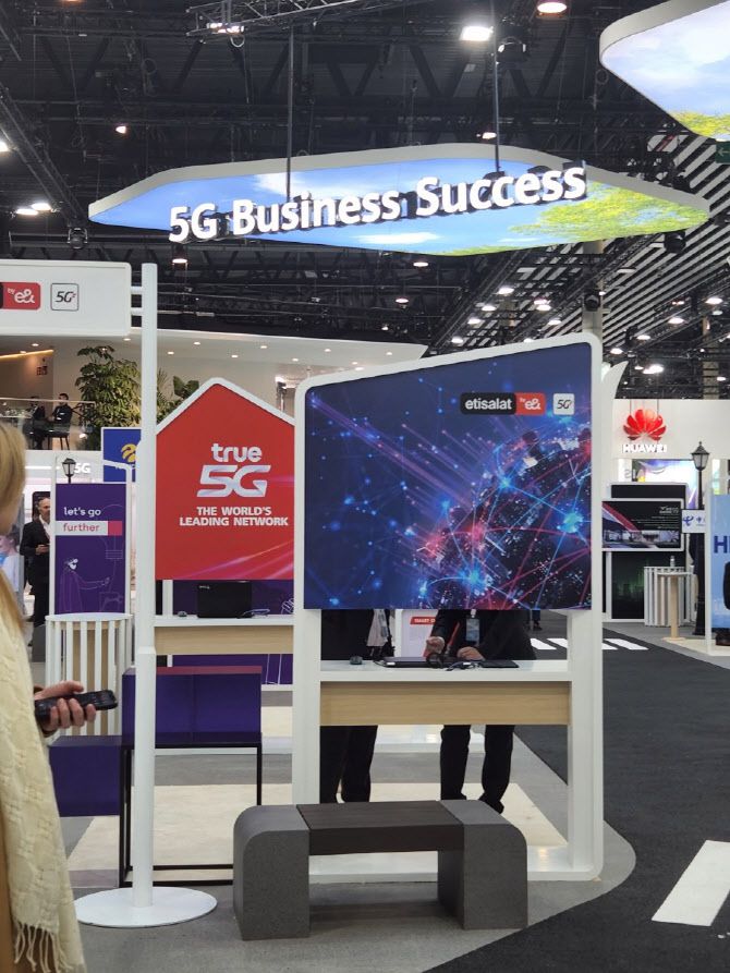 화웨이가 자사의 통신 기술을 활용해 5G 비즈니스에서 성공한 활용사례를 소개한 부스.