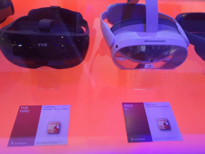 퀄컴 ‘스냅드래곤 XR2’가 탑재된 주요 VR헤드셋 제품들. (사진=김정유 기자)