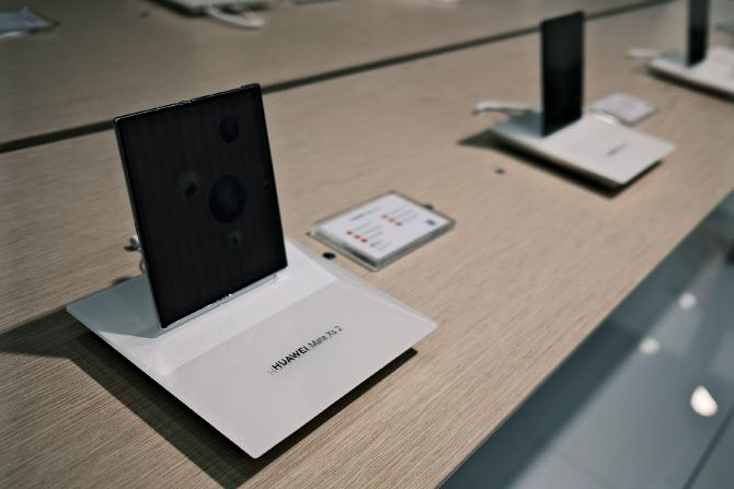 화웨이의 ‘메이트 Xs-2’. (사진=김정유 기자)