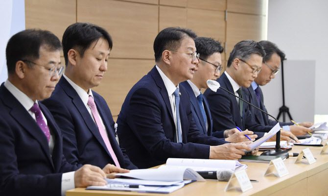 방기선 기획재정부 차관(왼쪽에서 세번째)이 지난달 27일 세종청사에서 열린 ‘기업투자, 민생경제 활력 제고를 위한 규제혁신 사전브리핑’에서 주요내용을 발표하고 있다.(사진=기재부)