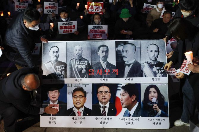 한일역사정의평화행동 관계자들이 6일 오후 서울광장에서 윤석열 정부가 발표한 강제동원 피해배상 해법을 규탄하는 촛불집회를 열고 퍼포먼스를 진행하고 있다. (사진=연합뉴스)