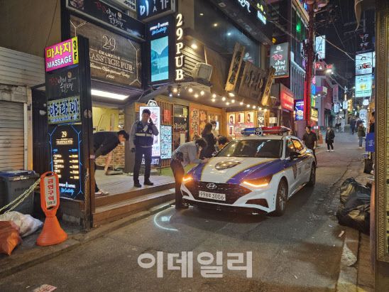 4일 새벽 서울 강남 한 골목에 주취 관련 신고를 받은 경찰들이 나와 있다.(사진=이영민 기자)