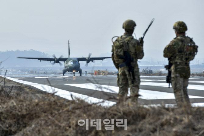 한국 공군 CN-235 수송기가 공정통제사들의 유도통제에 따라 비상활주로에 착륙하고 있다. (사진=공군)