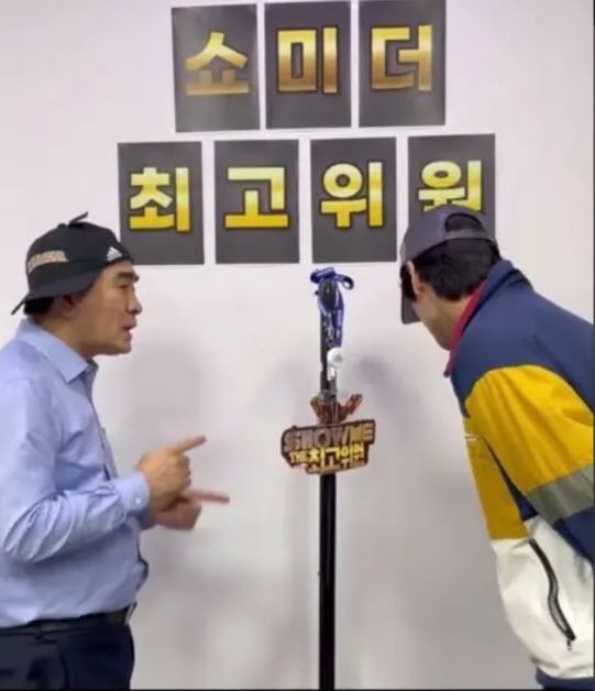 태영호 국민의힘 의원이 인기 힙합 경연프로그램인 쇼미더머니에서 화제가 됐던 ‘동그란맘’ 랩을 패러디하고 있다.(사진=유튜브 태영호TV 캡처)