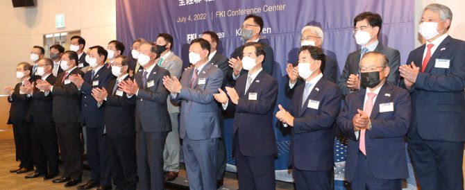 허창수 전국경제인연합회 회장과 도쿠라 마사카즈 게이단렌 회장이 지난해 7월 4일 오전 서울 영등포구 여의도동 전경련 회관에서 열린 ‘제29회 한일재계회의’에 참석해 내빈들과 기념촬영을 하고 있다. (사진=이데일리 이영훈 기자)