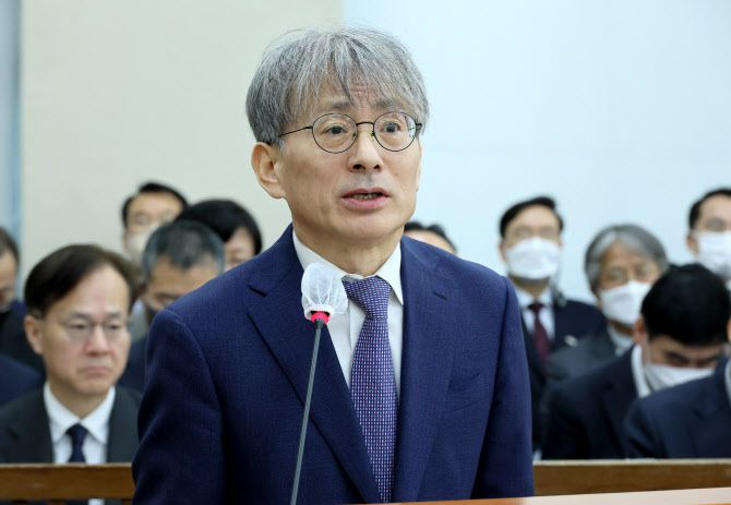 김광동 진실화해위원장이 13일 오전 열린 국회 행정안전위원회 전체회의에서 업무보고를 하고 있다.(사진=연합뉴스)