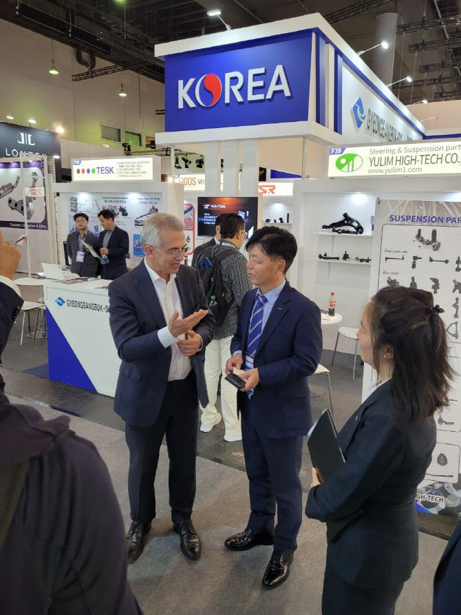 지난해 KOTRA(사장 유정열)가 독일에서 열린 유럽 최대 자동차부품 전시회인 ‘2022 프랑크푸르트 자동차 부품 전시회(Automechanika Frankfurt 2022)‘에 한국관을 구성해 참가한 모습(사진 = 뉴시스)