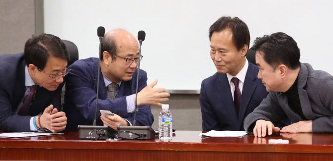 더불어민주당 김종민·이원욱 의원이 14일 오후 국회 의원회관에서 열린 ‘민주당의 길 토론회’를 준비하며 발제자인 성한용 한겨레 선임기자, 박진 KDI국제정책대학원 교수와 대화하고 있다. 왼쪽부터 이원욱 의원, 성한용 한겨레 선임기자, 박진 교수, 김종민 의원. (사진= 연합뉴스)