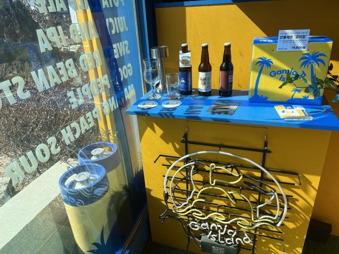 '감자 아일랜드' 1호점 내부의 모습. 손님들을 위한 기념품들이 입구 쪽에 배치 돼 있다. (사진=김지혜 인턴 기자)