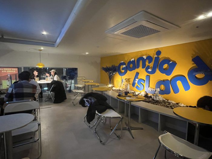 '감자 아일랜드' 2호점에서 손님들이 맥주를 마시고 있다.