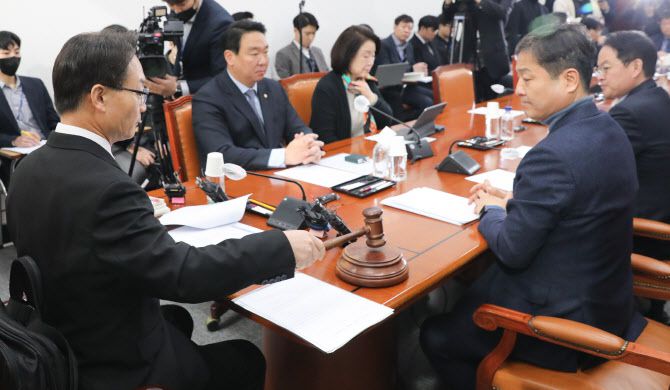 17일 서울 여의도 국회에서 열린 정치개혁특별위원회 정치관계법개선소위원회에서 국민의힘 소속 조해진(왼쪽) 소위원장이 의사봉을 두드리고 있다. (사진=뉴스1)