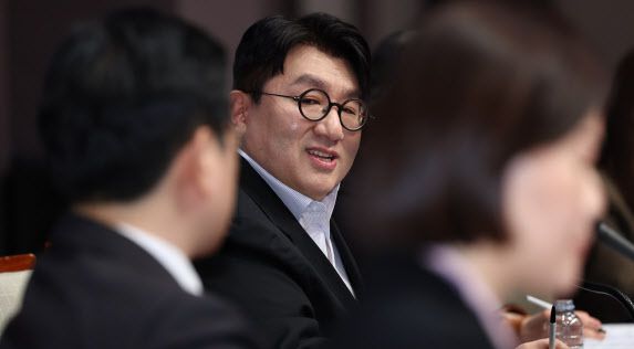 방시혁 하이브 의장이 15일 오전 서울 중구 프레스센터에서 관훈클럽 주최로 열린 관훈포럼에서 패널들의 질문에 답하고 있다. (사진=연합뉴스)