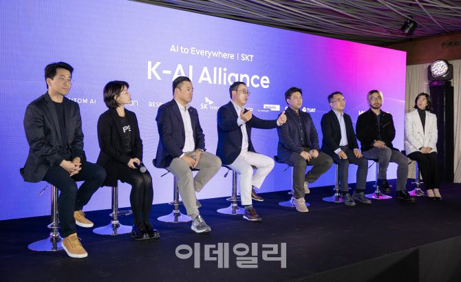 유영상 SKT 사장이 지난 2월 26일(현지 시각) 스페인 바르셀로나에서 열린 기자간담회에서 ‘K-AI 얼라이언스’ 구축 등 전략을 발표했다. 사진 왼쪽부터 조형기 팬텀AI  대표, 류수정 사피온 대표, 이한주 베스핀글로벌 대표, 유영상 SKT 사장, 안익진 몰로코 대표, 양승현 코난테크놀로지 CTO, 이주환 스윗 대표, 조수원 투아트 대표다.