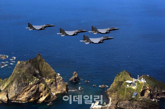 우리 공군의 F-15K 전투기 편대가 독도 상공을 초계비행하고 있다. (출처=공군)