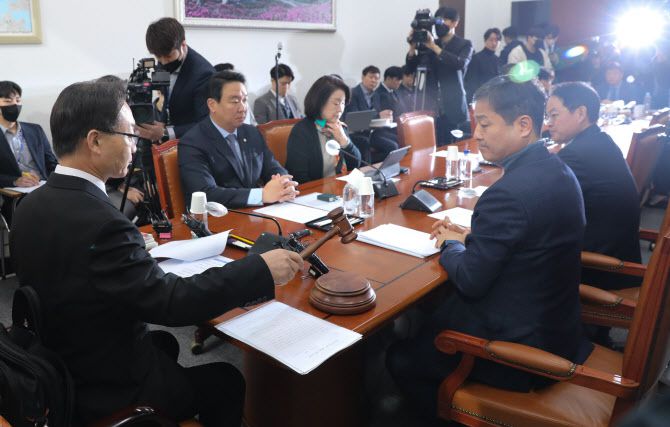 지난 17일 서울 여의도 국회에서 열린 정치개혁특별위원회 정치관계법개선소위원회에서 조해진 소위원장이 의사봉을 두드리고 있다. (사진=뉴스1)