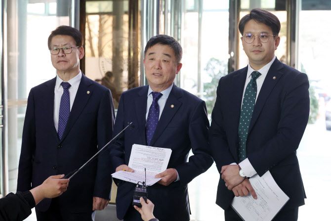 더불어민주당 ‘정순신 검사특권 진상조사단’의 임호선(왼쪽부터), 강득구, 전용기 의원이 20일 오후 서울 서대문구 미근동 경찰청을 항의 방문, 윤희근 경찰청장과 면담에 앞서 취재진의 질문에 답하고 있다.(사진=연합)