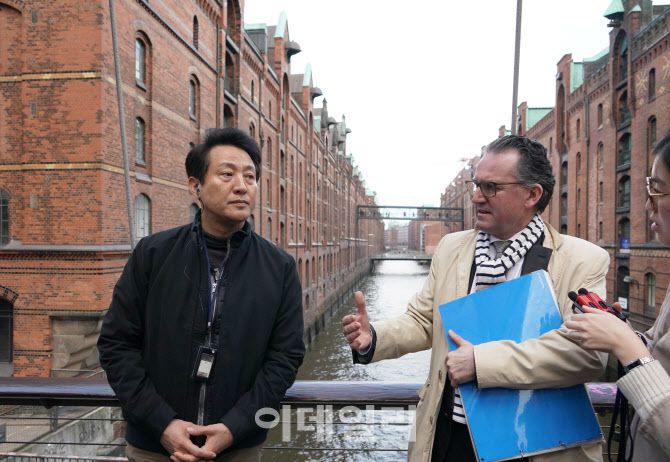 오세훈 시장이 지난 18일 오후 2시(현지시간) 독일 함부르크 하펜시티 현장과 2015년 유네스코 세계문화유산으로 지정된 슈파이허슈타트를 찾아, 관계자의 설명을 듣고 있다.(사진=서울시)