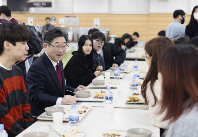 김동원 고려대 총장이 20일 오전 학생들과 함께 ‘천원의 아침밥’ 식사를 하고 있다. (사진=고려대 제공)