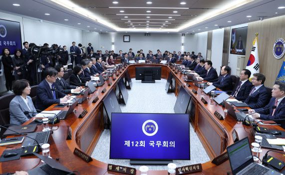 윤석열 대통령이 21일 서울 용산 대통령실 청사에서 열린 국무회의에서 한일관계 정상화 등에 대해 발언하고 있다.(사진=연합뉴스)