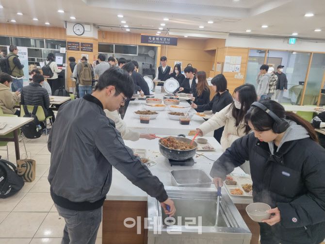 고려대 학생들이 20일 오전 학생식당에서 ‘천원의 아침밥’을 위해 자율배식을 하고 있다. (사진=김형환 기자)