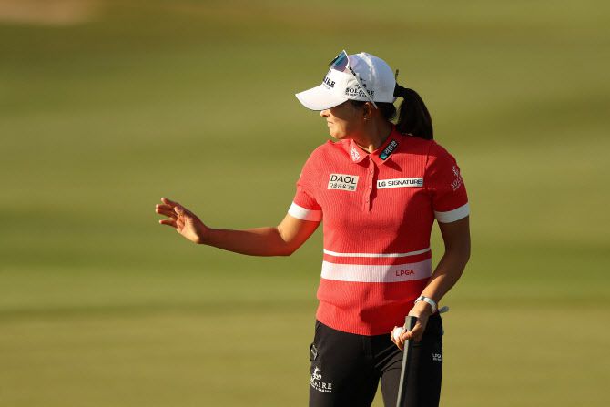 18번홀을 마친 뒤 갤러리들에 인사하는 고진영(사진=AFPBBNews)