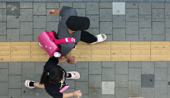 지난해 9월 1일 오전 서울 영등포구 한 초등학교에서 학생들이 등교하고 있다. (사진=연합뉴스)