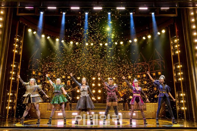 뮤지컬 ‘식스 더 뮤지컬’ 내한공연의 한 장면. (사진=Manuel Harlan, 아이엠컬처)