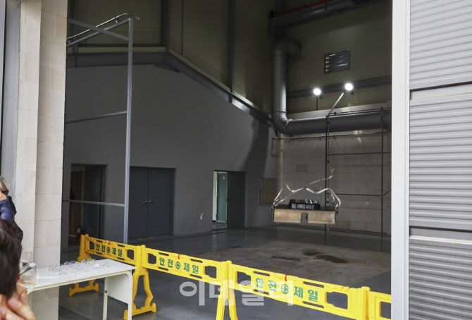 23일 경기도 화성에 있는 한국교통안전공단 자동차안전연구원 내 배터리 안정성 시험동에서 배터리 낙하시험이 진행되고 있다.(사진=한국교통안전공단 )