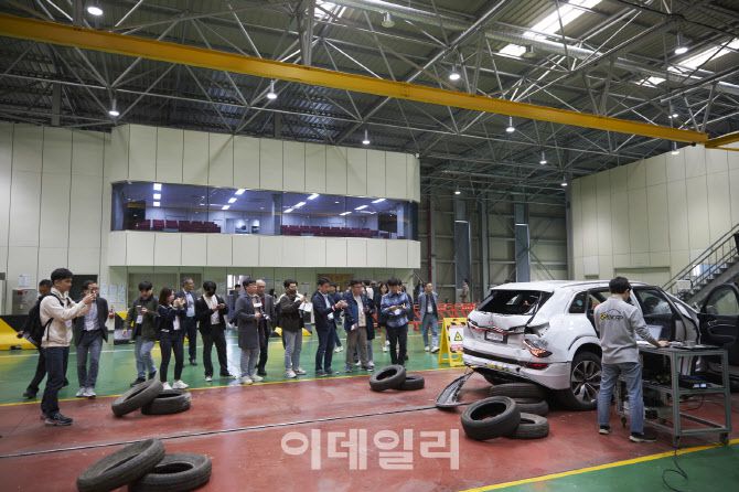 23일 경기도 화성에 있는 한국교통안전공단 자동차안전연구원 내 충돌 시험동에서 아우디 e-트론 후방추돌 시험이 진행되고 있다.(사진=한국교통안전공단)