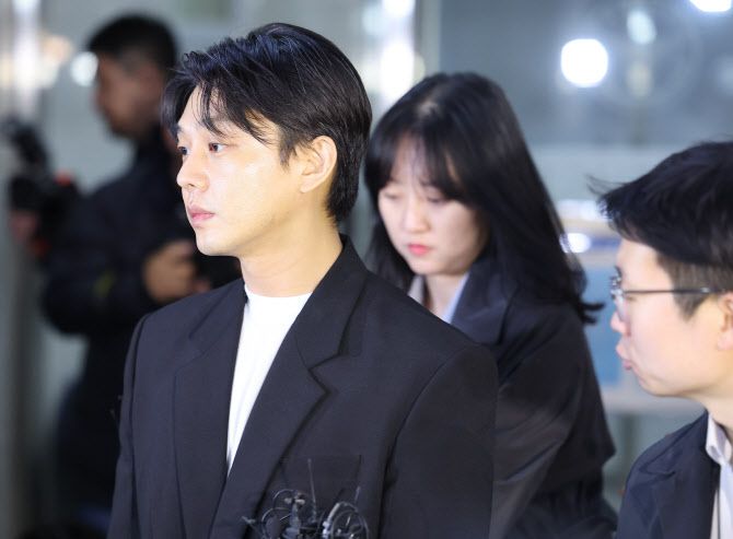 대마·프로포폴·코카인·케타민 등 마약류 투약 혐의를 받는 배우 유아인(본명 엄홍식)이 27일 오후 경찰 조사를 마친 뒤 서울경찰청 마약범죄수사대를 나서고 있다 (사진=연합뉴스)