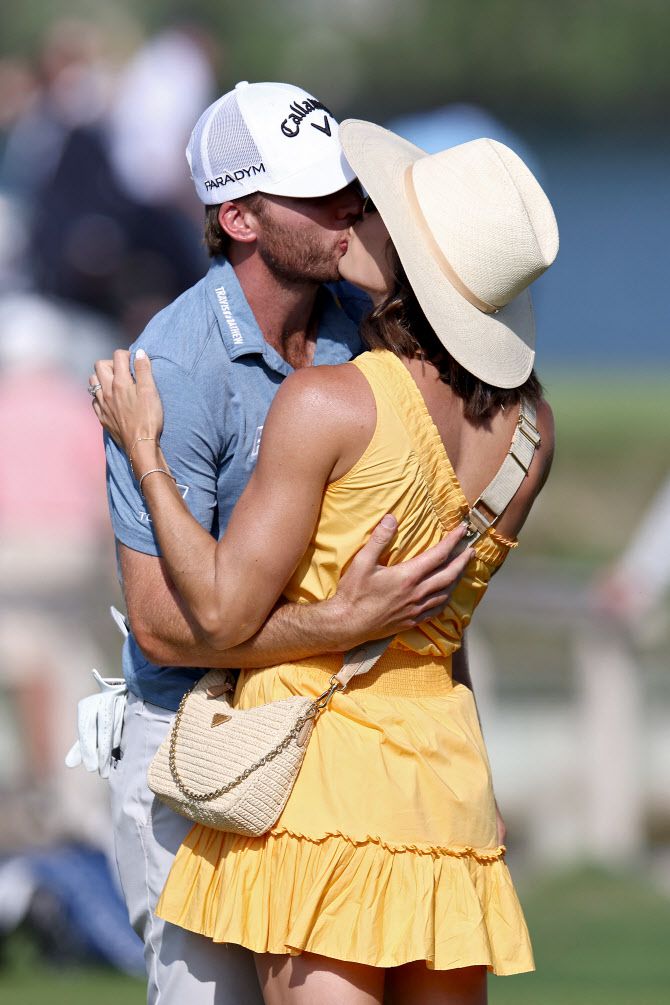 WGC 델 테크놀로지스 매치플레이 챔피언십에서 통산 5승째를 달성한 샘 번스가 우승 뒤 아내와 키스하고 있다. (사진=AFPBBNews)