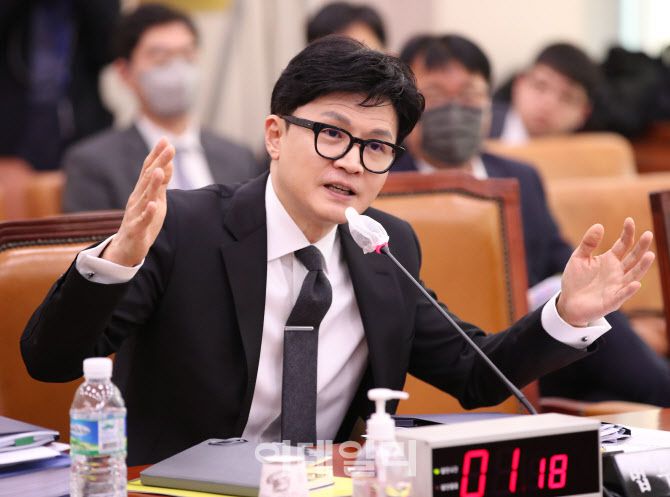 한동훈 법무부 장관이 27일 서울 여의도 국회에서 열린 법제사법위원회 전체회의에서 이탄희 더불어민주당 의원의 질의에 답변하고 있다. (사진= 노진환 기자)