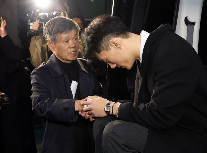 (서울=뉴스1) 마약 투약 혐의 관련 조사를 마치고 석방된 전두환 씨의 손자 전우원 씨가 29일 오후 서울 마포경찰서에서 광주로 향하는 차량에 탑승한 뒤 전태일 열사의 동생 전태삼 씨와 인사하고 있다.