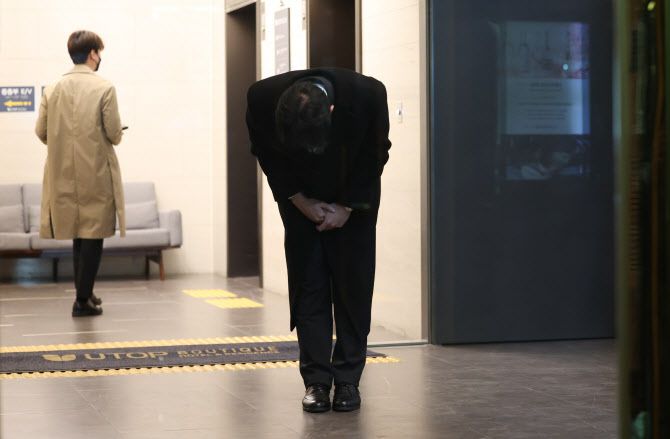 취재진과 인터뷰 후 고개를 숙이는 전우원(사진=연합뉴스)