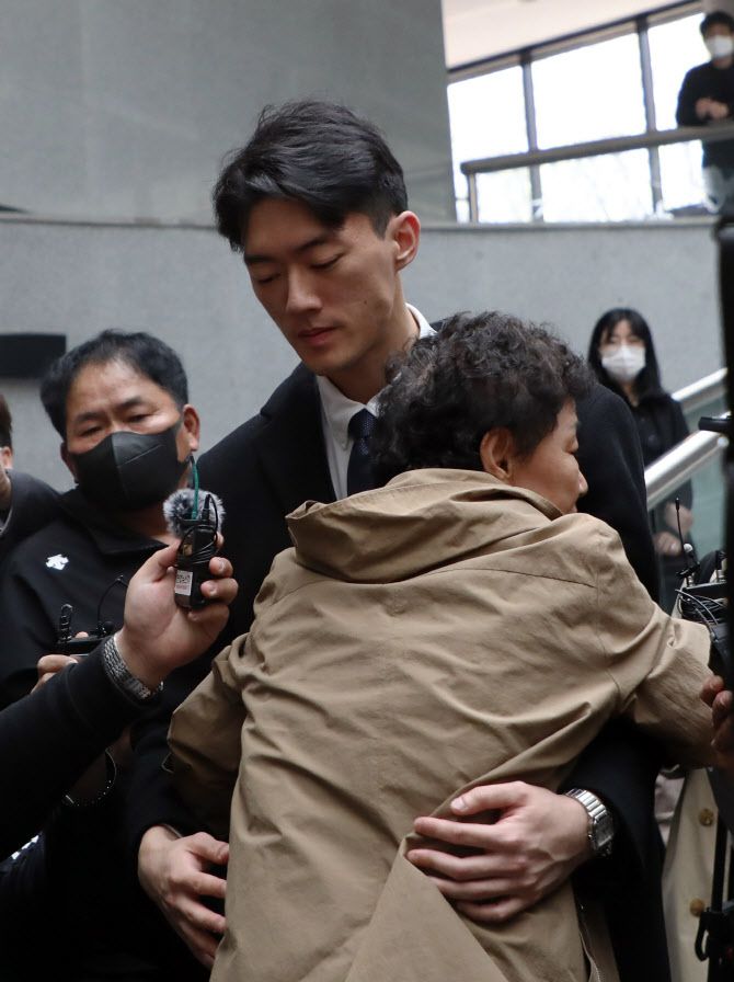 전 대통령 전두환의 손자 전우원씨가 31일 광주 서구 5·18기념문화센터에서 열린 ‘5·18유족, 피해자와의 만남’ 행사에서 할아버지를 대신해 사죄한 뒤 유족과 이야기 나누고 있다.(사진=뉴스1)