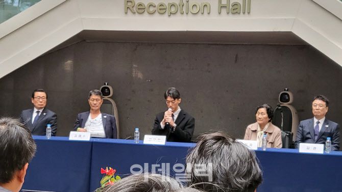 전두환 전 대통령의 손자 전우원씨가 31일 오전 광주 서구 5·18기념문화센터에서 5·18 피해자와 유가족, 단체 대표와 면담에서 공개 사과를 하고 있다.(사진=김범준 기자)