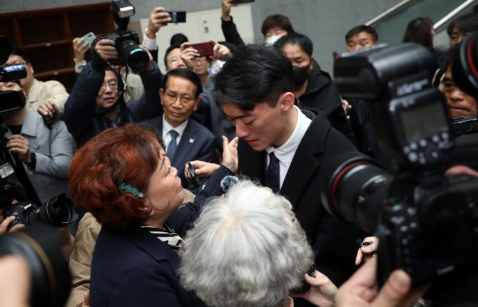 전 대통령 전두환의 손자 전우원씨가 31일 광주 서구 5·18기념문화센터에서 열린 ‘5·18유족, 피해자와의 만남’ 행사에서 할아버지를 대신해 사죄한 뒤 유족과 이야기 나누고 있다.(사진=뉴스1)