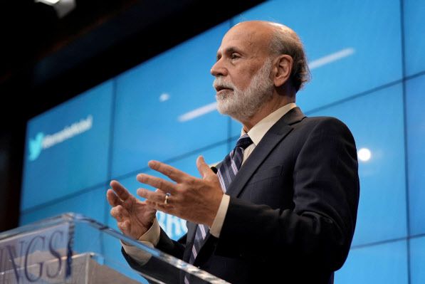 2022년 노벨경제학상 수상자로 선정된 벤 버냉키 전 미국 연방준비제도(Fed·연준) 의장이 10일(현지시간) 미국 워싱턴DC 브루킹스 연구소에서 기자회견을 하고 있다. (사진=연합뉴스)