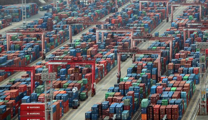 부산 남구 신선대부두 야적장에 컨테이너가 가득 쌓여 있다. (사진 = 뉴시스)