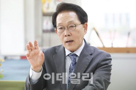 양기호 성공회대 교수(전 고베총영사)가 구로구 성공회대 사무실에서 인터뷰를 하고 있다. (사진=이영훈 기자)