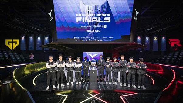 2023 LCK 스프링 최종 결승 진출전에서 대결하는 젠지(왼쪽)와 KT 롤스터 선수단. 사진제공=LCK