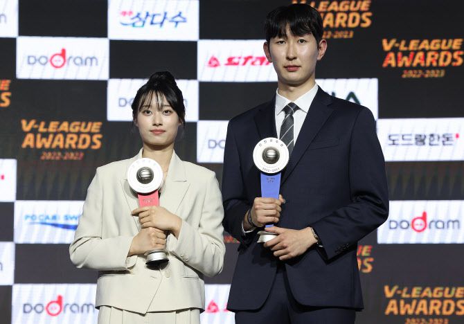 10일 오후 서울 용산구 그랜드 하얏트호텔에서 프로배구 2022~23 V리그 시상식에서 신인선수상을 수상한 KGC인삼공사 최효서와 삼성화재 김준우가 기념촬영을 하고 있다. 사진=연합뉴스