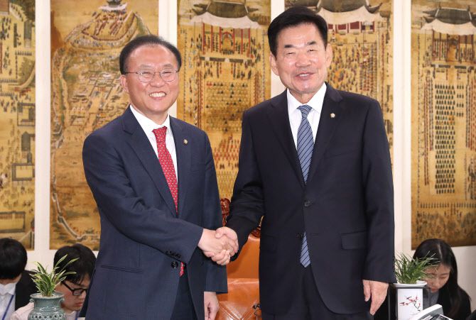 윤재옥(왼쪽) 국민의힘 신임 원내대표가 10일 오전 서울 여의도 국회에서 김진표 국회의장을 예방, 기념촬영을 하고 있다. (사진=뉴스1)