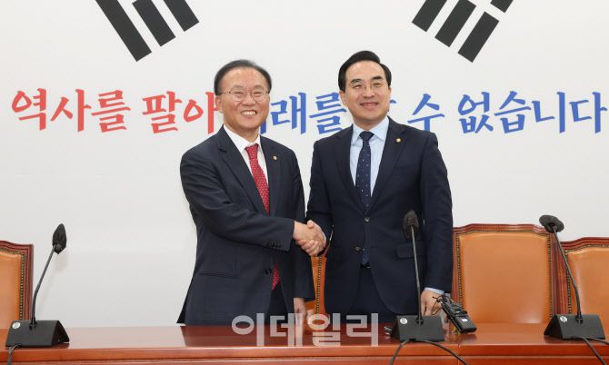 윤재옥(왼쪽) 국민의힘 원내대표가 10일 서울 여의도 국회 더불어민주당 원내대표실을 방문, 박홍근 원내대표와 인사하고 있다. (사진=이데일리 노진환 기자)