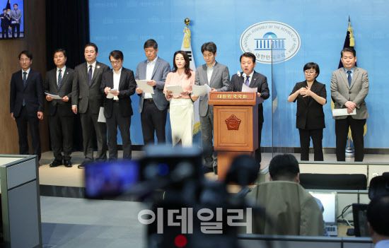 김병주 국방위 간사를 비롯한 더불어민주당 국방위, 정보위, 외통위원들과 무소속 김홍걸 의원이 10일 오전 서울 여의도 국회 소통관에서 미국 정보기관의 대통령실 불법 도청 관련 입장 표명 기자회견을 하고 있다. (사진=노진환 기자)
